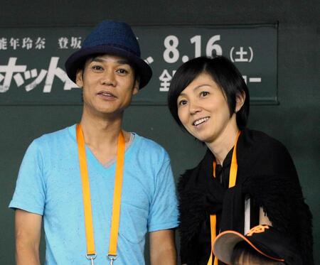 名倉潤（左）と渡辺満里奈＝２０１４年８月