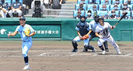 近江・山田陽翔（左）から同点２ランを放つ高松商・浅野翔吾＝２０２２年８月