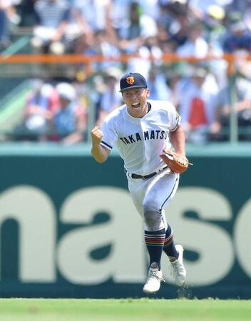 ガッツポーズする高松商・浅野翔吾＝２０２２年８月