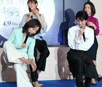 高杉（右）の足の指の形の話を聞き、自分の足を見る木南。左奥は瀧本、右奥は筒井（撮影・金田祐二）　