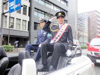 神田警察署の今井隆署長（左）とオープンカーに乗って噛んだ交通安全パレード・フェスティバルに参加した松谷鷹也