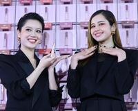 笑顔のＸＧのＣＨＩＳＡ（左）　、ＨＡＲＶＥＹ（撮影・金田祐二）