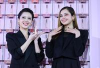 笑顔のＸＧ・ＣＨＩＳＡ（左）　、ＨＡＲＶＥＹ（撮影・金田祐二）