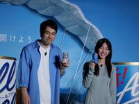 イベントに登場した松山ケンイチ（左）と白石聖