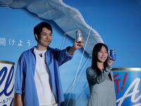 イベントに登場した松山ケンイチ（左）と白石聖