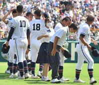 試合後アルプスタンドにあいさつする箸尾亜美記録員（中央）ら高松商ナイン＝２２年８月