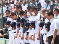 終戦の日を迎えた甲子園球場で、黙とうする高松商のナインら＝２０２２年８月