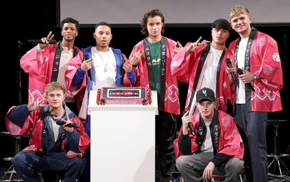 法被姿のＤｅｃｅｍｂｅｒ　１０の（前列左から）ショーン、ジョシュ、（後列同）ジョン、クルーズ、ニコラス、ダニー、ヘンドリック（撮影・伊藤笙子）　