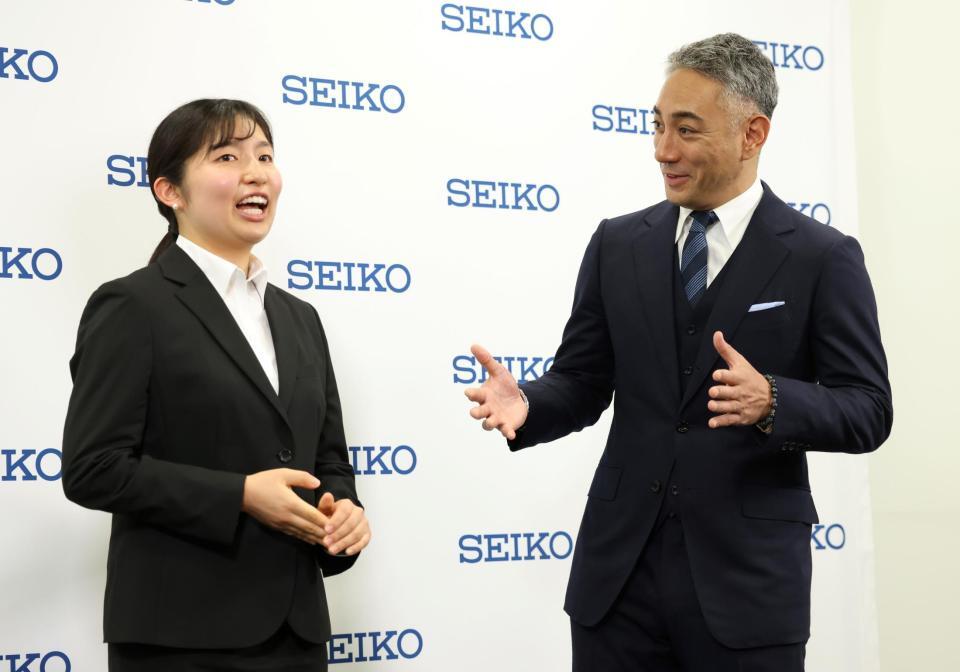 セイコーグループ株式会社新入社員の一川美月さん（左）にアドバイスを送る市川團十郎（撮影・伊藤笙子）