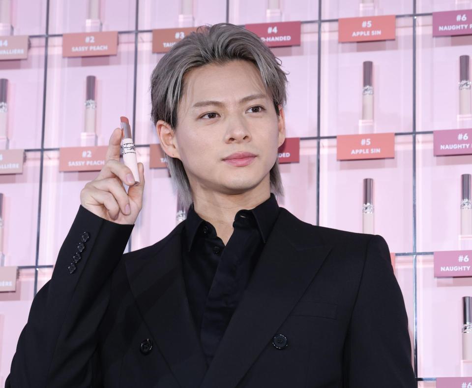 ポーズをきめる平野紫耀（撮影・金田祐二）