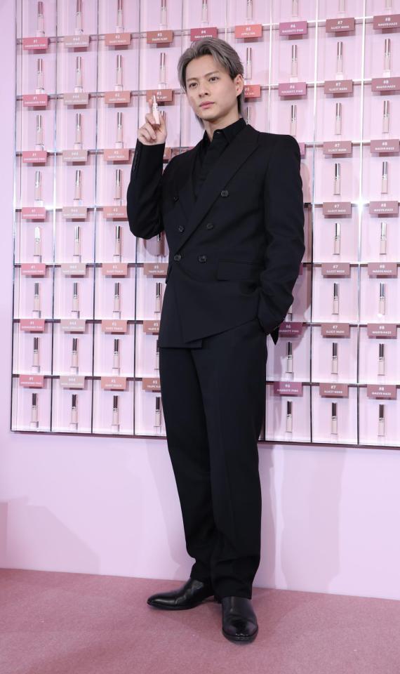 ポーズをきめる平野紫耀＝クレインズ６１４２（撮影・金田祐二）