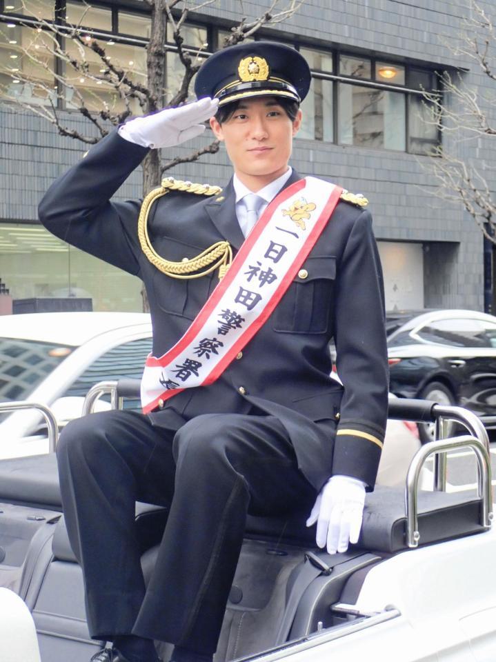 オープンカーに乗って噛んだ交通安全パレード・フェスティバルに参加した松谷鷹也