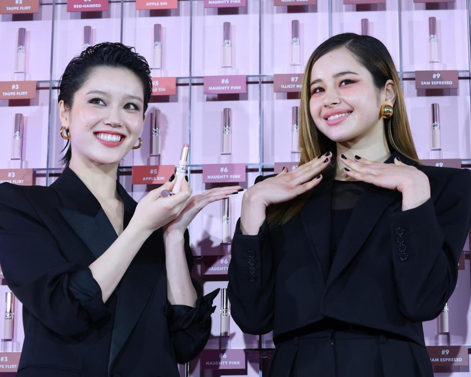 笑顔のＸＧのＣＨＩＳＡ（左）　、ＨＡＲＶＥＹ（撮影・金田祐二）