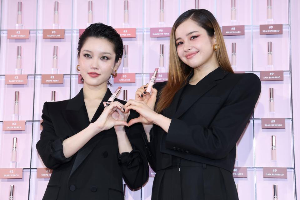 ポーズをきめるＸＧ・ＣＨＩＳＡ（左）　、ＨＡＲＶＥＹ（撮影・金田祐二）