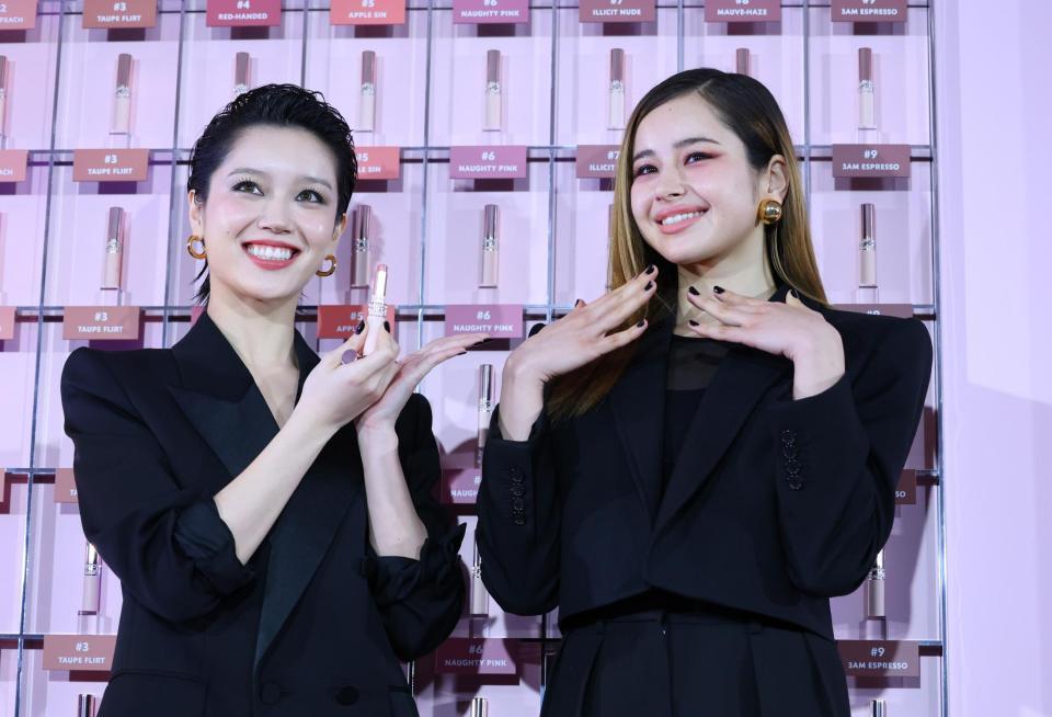 笑顔のＸＧ・ＣＨＩＳＡ（左）　、ＨＡＲＶＥＹ（撮影・金田祐二）