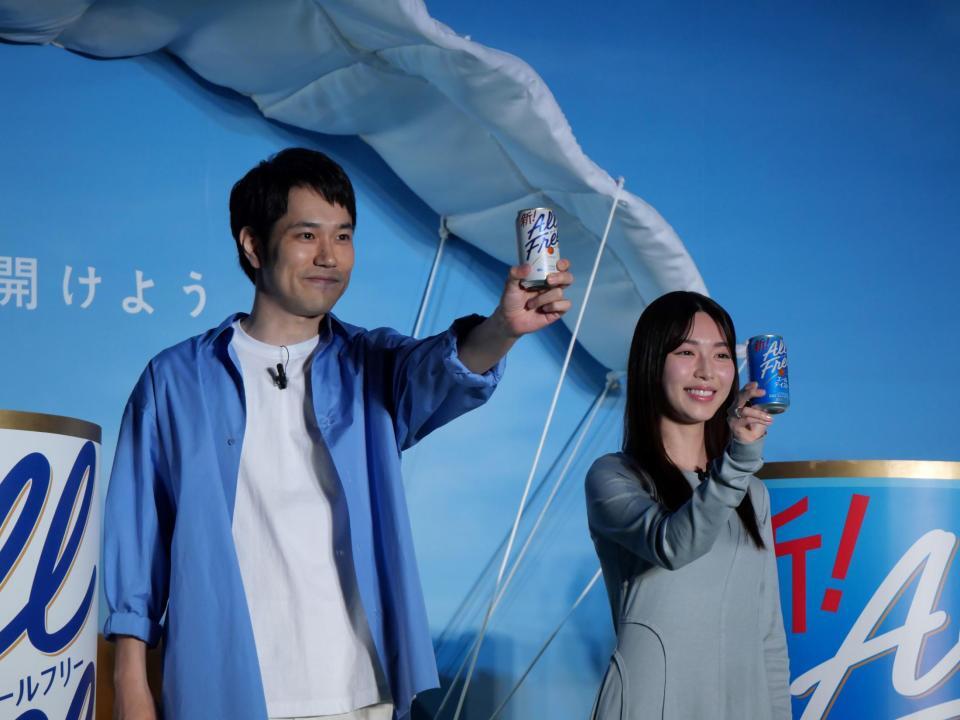 イベントに登場した松山ケンイチ（左）と白石聖