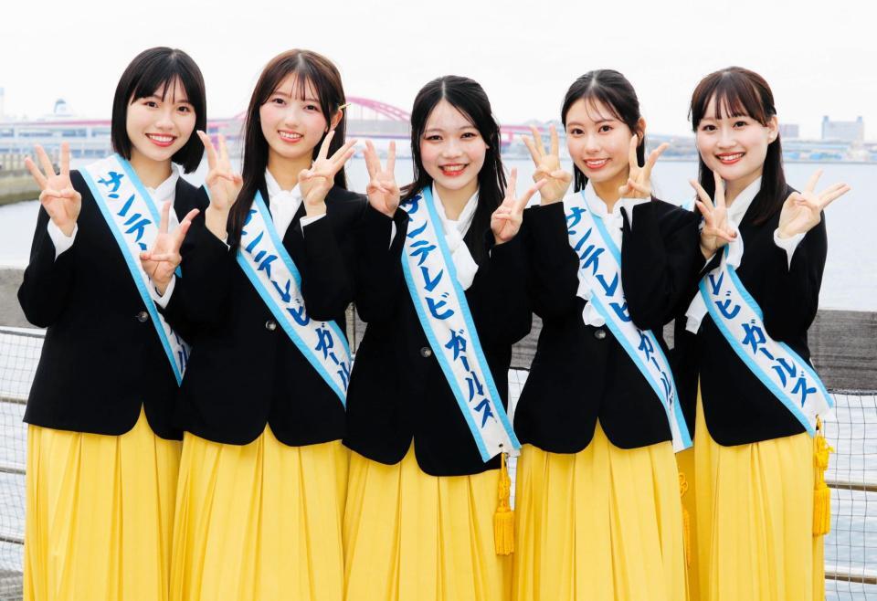 活動開始を報告した第５７期サンテレビガールズの（左から）上野あかりさん、西山愛海さん、熊本愛香さん、箸尾亜美さん、中塚美波さん