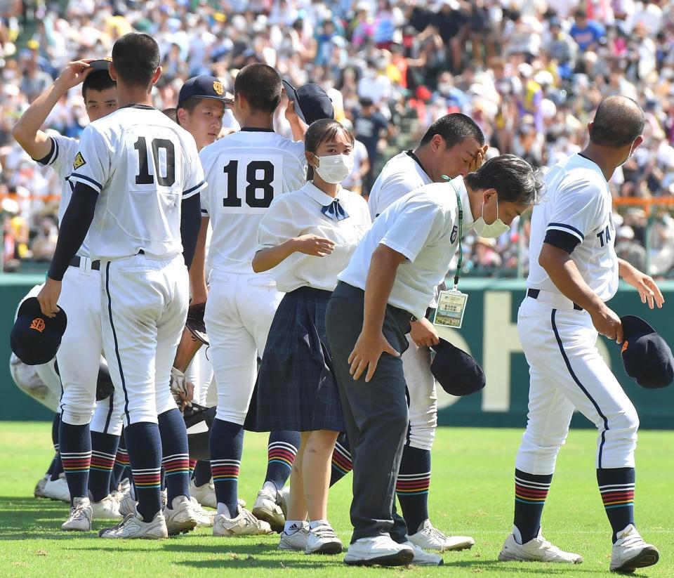 試合後アルプスタンドにあいさつする箸尾亜美記録員（中央）ら高松商ナイン＝２２年８月
