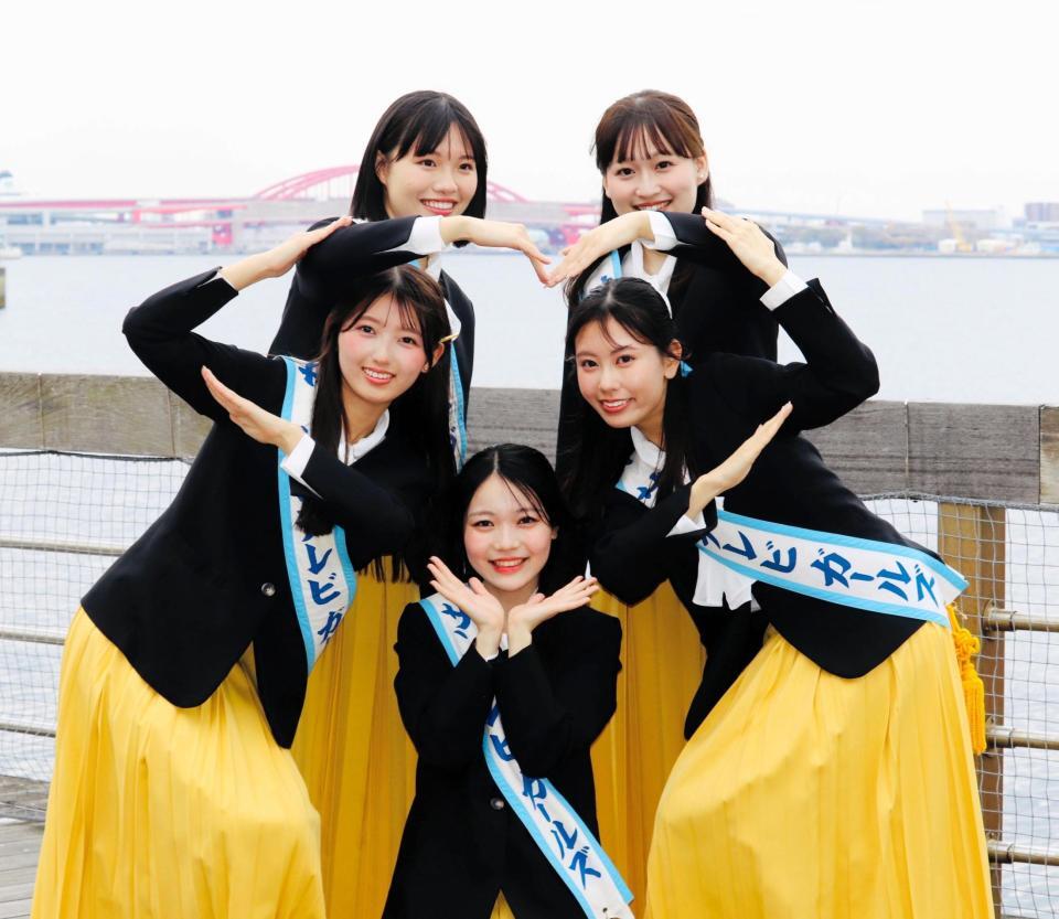 第５７期サンテレビガールズの５人はハートをつくり、あふれるサンテレビ愛、神戸愛をアピール