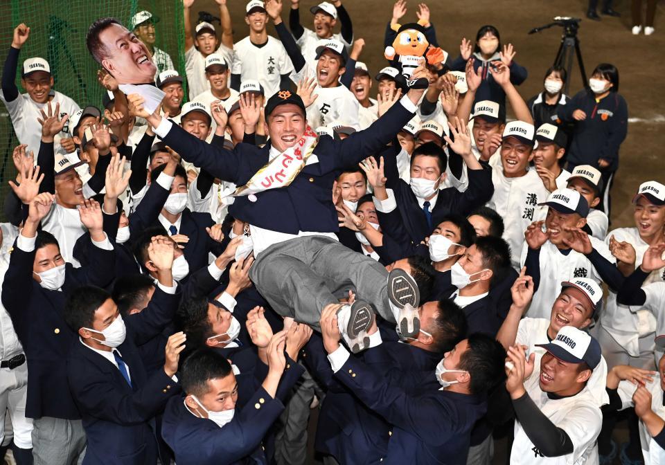 巨人から１位指名を受け、野球部員から胴上げされる高松商・浅野翔吾＝２０２２年１０月