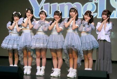 　デビューライブ行ったＹｕｍｅＬｉａの（左から）川西結彩、成乃もな、宮森茉白、野口心姫、綾波綺菜、成瀬乃愛とプロデューサーの長南舞