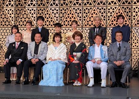 笑顔で意気込む（前列左から）西寄ひがし、グッチ裕三、水森かおり、田川寿美、ささきいさお、山川豊（後列左から）池田裕楽、有沙瞳、ヤマト、ヒカル、岩佐美咲、辰巳ゆうと、イノイタル