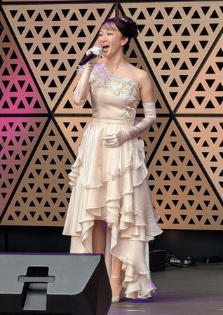 屋外ステージで熱唱する有沙瞳