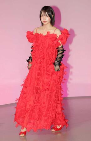 真っ赤なドレスで登場したあの（撮影・吉澤敬太）