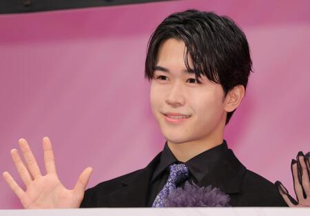 手を振る鈴木福＝テレビ東京天王洲スタジオ（撮影・吉澤敬太）