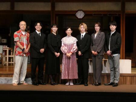 撮影に応じる（左から）田中要次、西野創人、足立梨花、鈴木保奈美、小越勇輝、蘭寿とむ、冨坂友氏