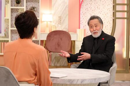 有働由美子アナ（手前）と対談する北大路欣也