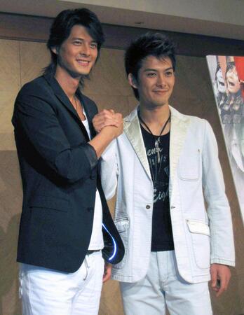 柏原崇（右）＝２００６年６月