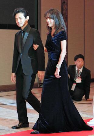 吉岡秀隆とレッドカーペットを歩く後藤久美子＝２０１９年