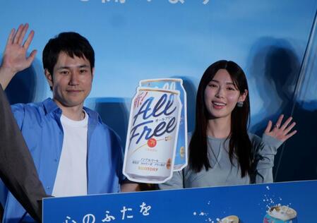 イベントに登場した松山ケンイチ（左）と白石聖＝２日、都内