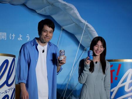 イベントに登場した松山ケンイチ（左）と白石聖＝２日、都内