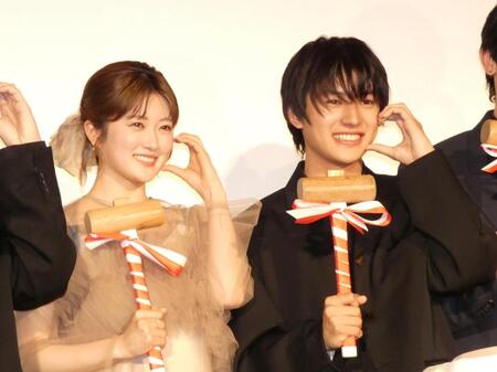 イベントに出席した樋口日奈（左）、荒木飛羽