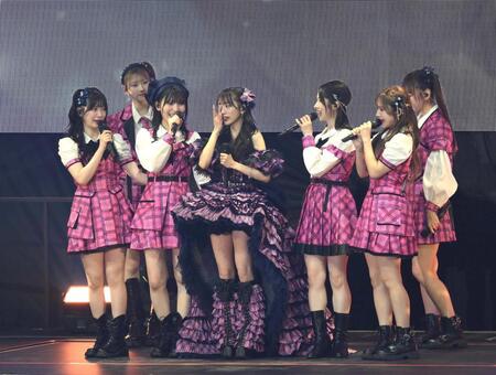 アンコールで涙を拭く向井地美音（中央）＝撮影・堀内翔