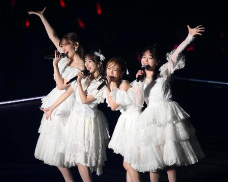 左から小嶋陽菜、向井地美音、高橋みなみ、峯岸みなみ（撮影・堀内翔）