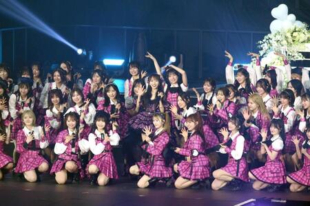 卒業コンサートを開催した向井地美音（中央）＝撮影・堀内翔