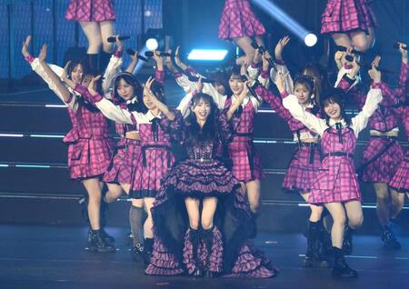 アンコールで声援に応える向井地美音（中央）＝撮影・堀内翔