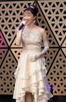 屋外ステージで熱唱する有沙瞳