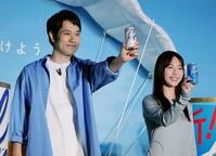 商品を手に笑顔の松山ケンイチ（左）と白石聖