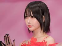 手を振るあの（撮影・吉澤敬太）