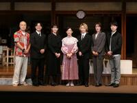 撮影に応じる（左から）田中要次、西野創人、足立梨花、鈴木保奈美、小越勇輝、蘭寿とむ、冨坂友氏