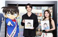 原作・青山剛昌氏からの色紙を手に笑顔の横浜流星（左）と畑芽育（Ｃ）２０２６　青山剛昌／名探偵コナン製作委員会