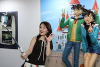 自撮りする畑芽郁（Ｃ）２０２６　青山剛昌／名探偵コナン製作委員会