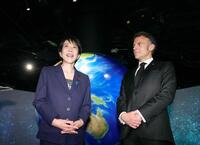 　「アストロスケール」の視察を終え、取材に応じる高市首相（左）とフランスのマクロン大統領
