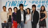 『白線流し』の制作発表で感慨深げな（左から）中村竜、馬渕英里何、京野ことみ、長瀬智也、酒井美紀、柏原崇、遊井亮＝２００５年９月