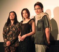 「ブラック・ナイト」の初日舞台あいさつに登場した（左から）秋山貴彦監督、瀬戸朝香、柏原崇＝２００６年６月