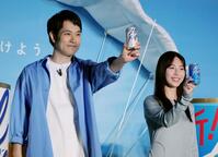 イベントに登場した松山ケンイチ（左）と白石聖＝２日、都内